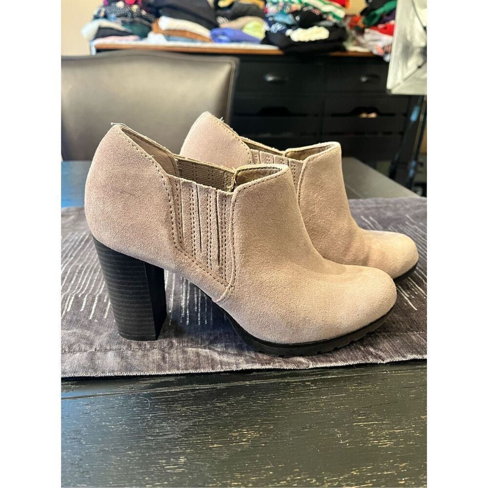 White Mountain Senta Tan Suede Slip On Slip Resistant Sole Heeled Booties sz 5.5